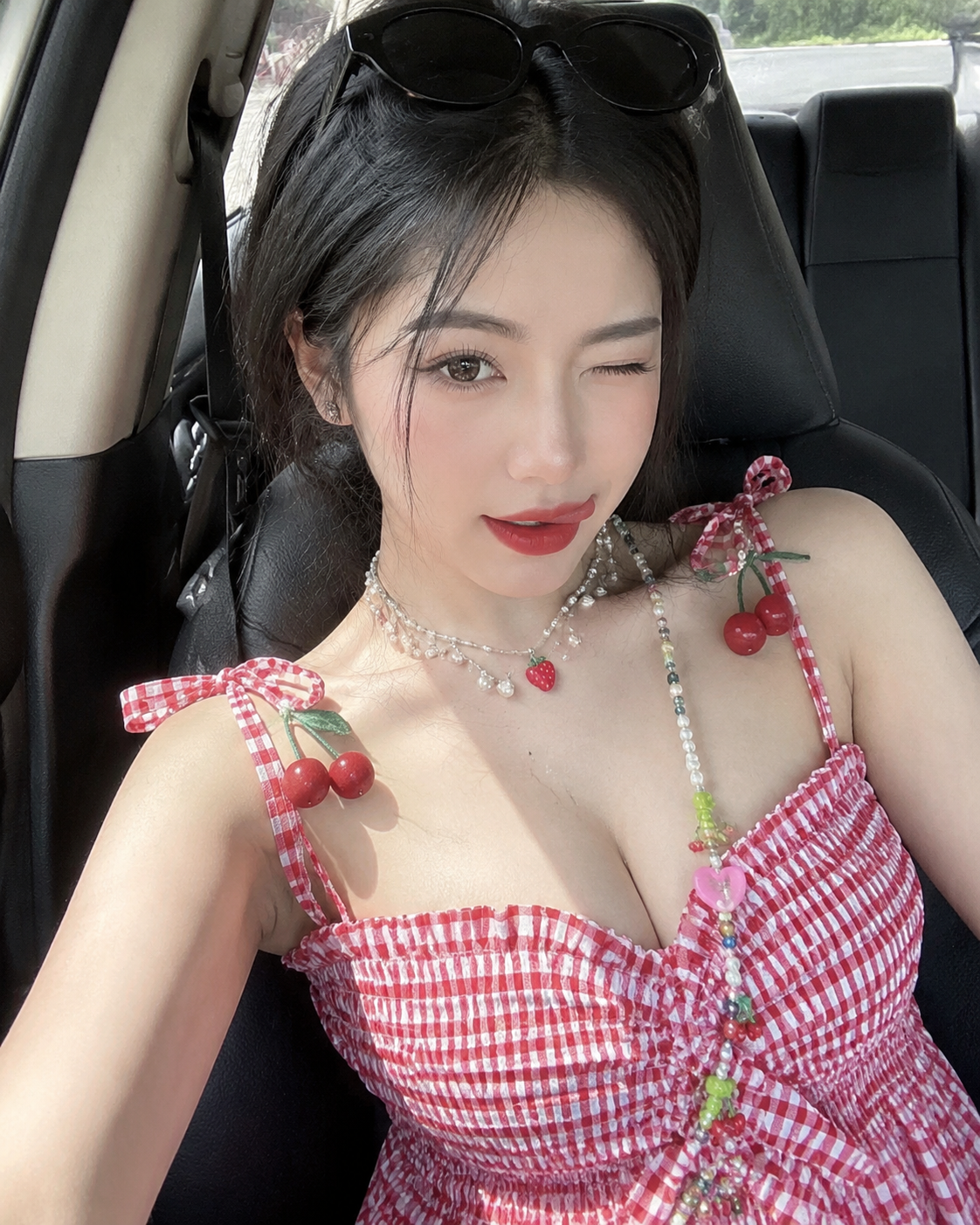 红白格子间的浪漫：甜美夏日穿搭记