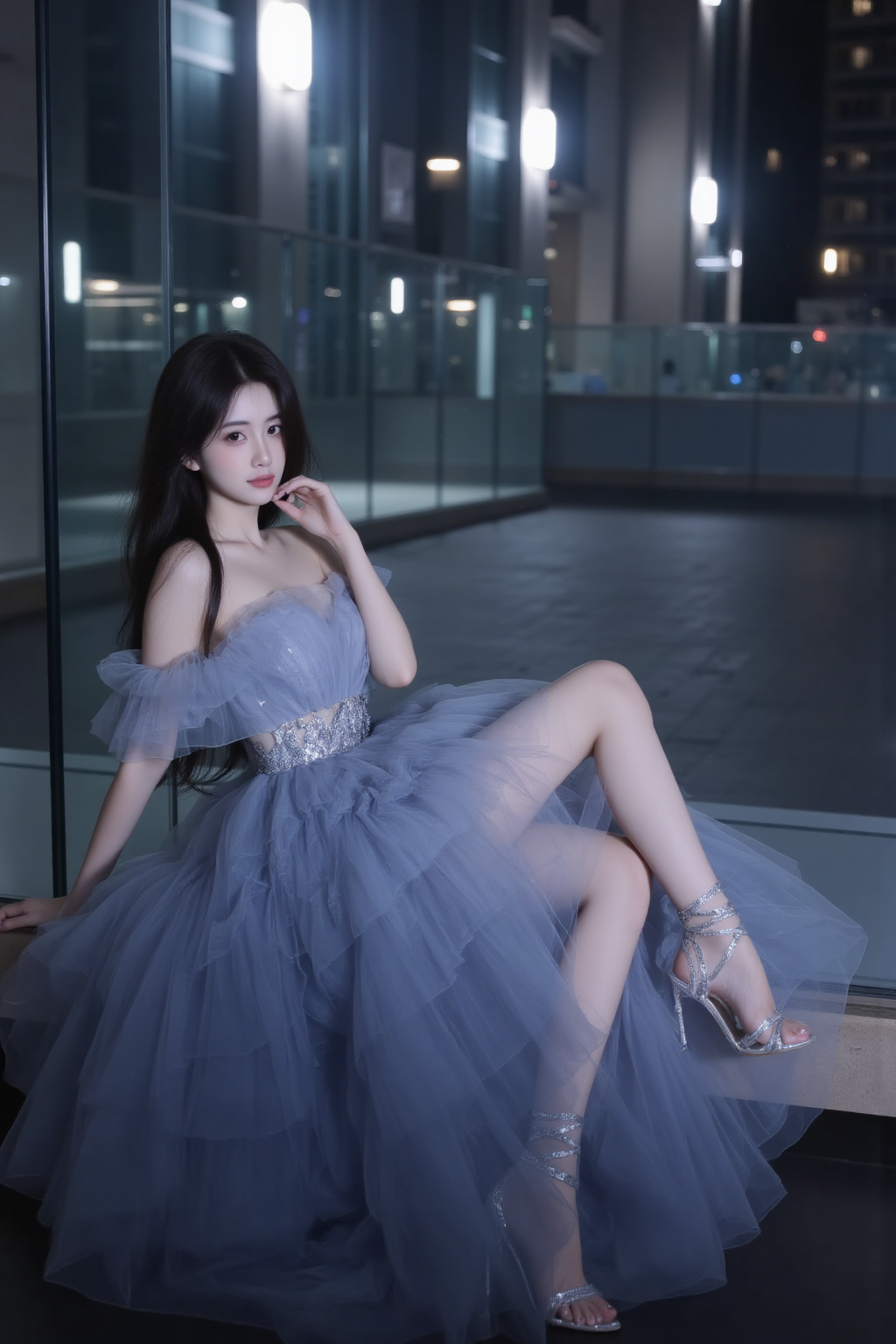 夜景玻璃走廊中的蓝灰色礼服人像