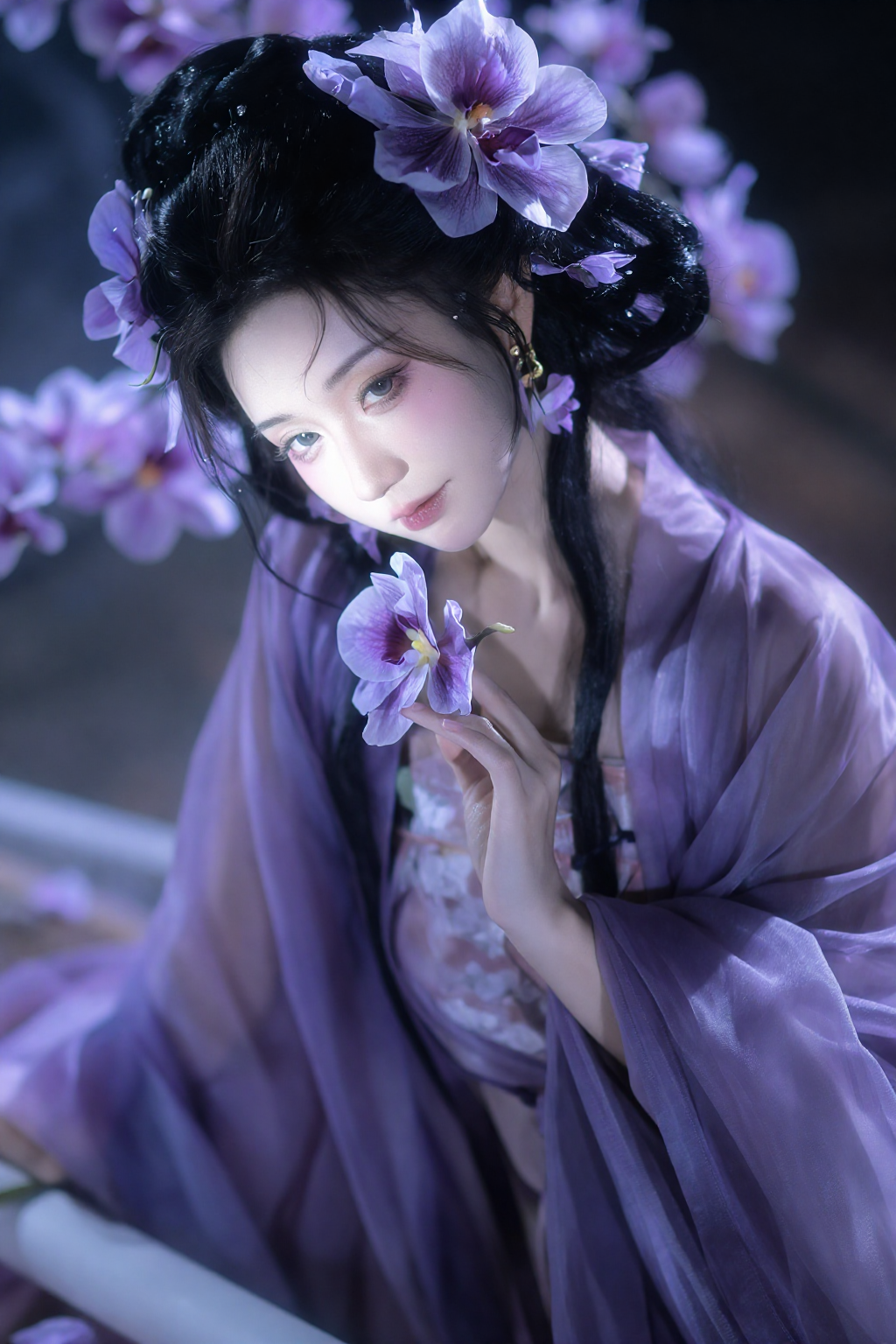 紫色花影中的古风人物肖像